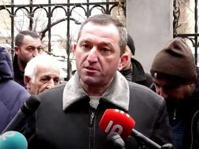 Displaced Artsakh residents stage protest outside Karabakh representation in Armenia