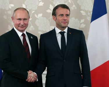 French President arrives in Moscow