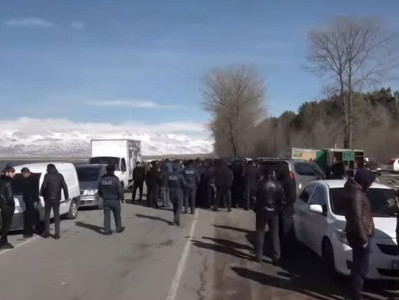 Locals close off Martuni-Vardenis motorway of Armenia