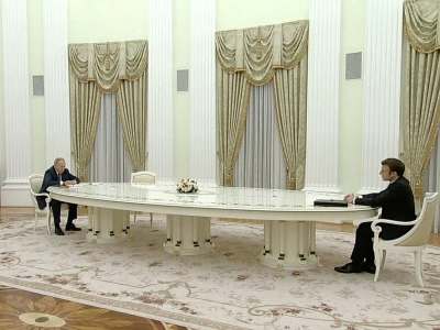 Kremlin explains very long table between Putin and Macron