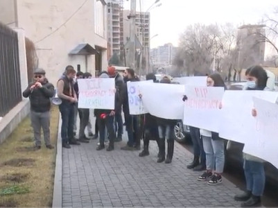 «Եկել ենք հարգենք ժողովրդավարության հիշատակը». ՀՅԴ-ական երիտասարդների դուդուկով ակցիան՝ ԵՄ գրասենյակի մոտ