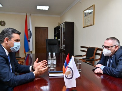Ներկայումս գլխավոր հարցերից է անվտանգության ու մարդու իրավունքների կապի ապահովումը. Թաթոյանը՝ Չեխիայի դեսպանին
