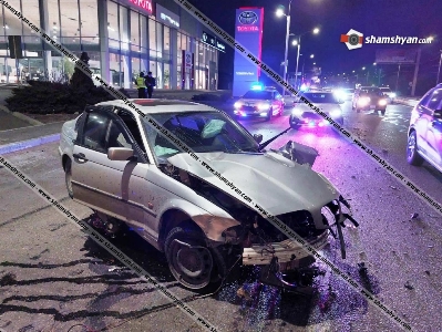 Իսակովի պողոտայում BMW-ն բախվել է «Toyota» սերվիսի գովազդային վահանակին, անվահեծաններից մեկը կոտրվել է (ֆոտո)