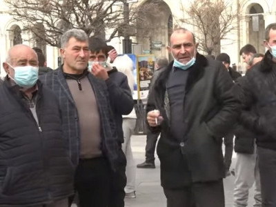 «Ուզում ենք վարչական տարածքի ղեկավար նշանակվի Գասպար Հակոբյանը». Եղեգնուտցիների բողոքի ակցիան՝ կառավարության դիմաց