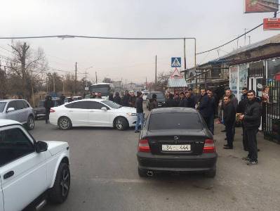 Marmarashen villagers block motorway to Yerevan