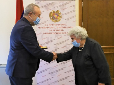Վահրամ Դումանյանը ԵԿՊԿ պրոֆեսոր Ալինա Փահլևանյանին գերատեսչության Ոսկե մեդալով է պարգեւատրել