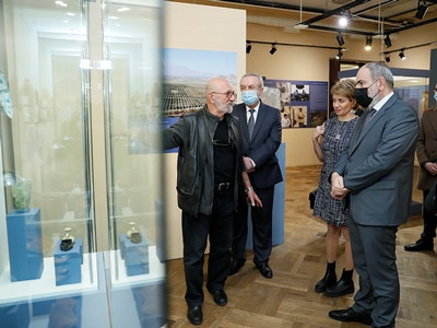 Վարչապետը տիկնոջ հետ այցելել է «Հողի գաղտնիքը. Արտաշատը մշակույթների խաչմերուկում» խորագրով ցուցահանդես