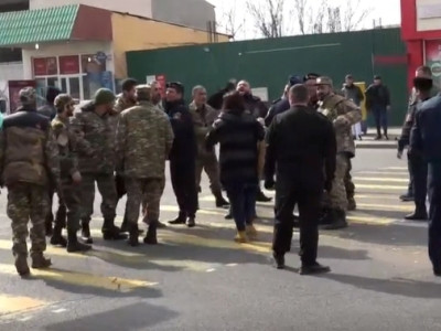 War participants block Yerevan international airport road