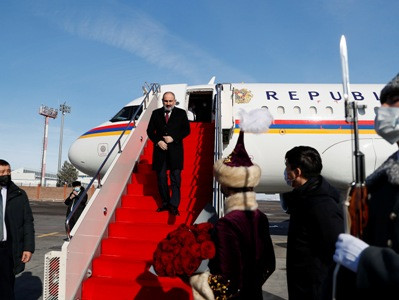 Armenia PM arrives in Kazakhstan