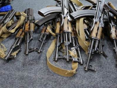 10,000 rifles handed out to volunteers in Kyiv