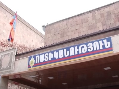 Կոտրել էին տան հետնամասի դռան կախովի փականը, մտել, խառնշտորել ողջ տունը և գողացել փաստաթղթեր