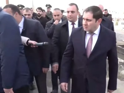 Defense minister visits Yerevan military pantheon