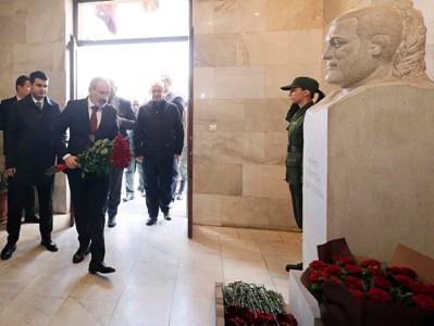 Armenia PM visits Yerkrapah Volunteers Union headquarters (PHOTOS)