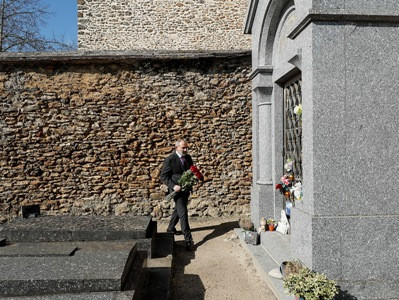 Armenia PM pays tribute to Charles Aznavour