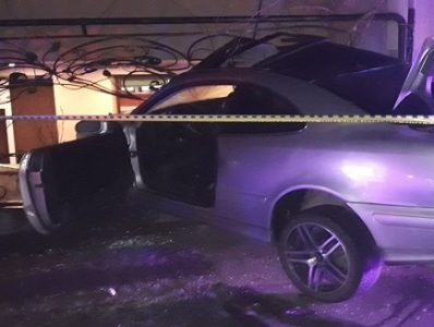 «Mercedes-Benz»-ը դուրս է եկել ճանապարհից և բախվել տներից մեկին. Ղեկին 15-ամյա պատանի է եղել. կան վիրավորները (ֆոտո)