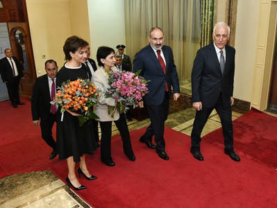 Նախագահ Վահագն Խաչատուրյանը նախագահական նստավայրում հյուրընկալել է վարչապետ Նիկոլ Փաշինյանին եւ նրա տիկնոջը