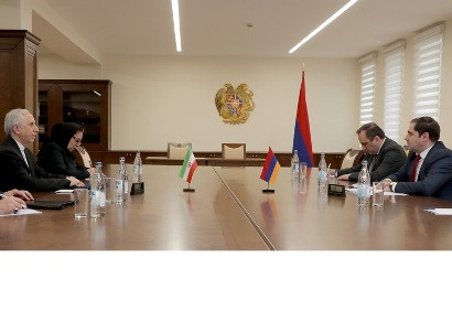 Armenia Defense Minister introduces situation on borders to Iranian ambassador