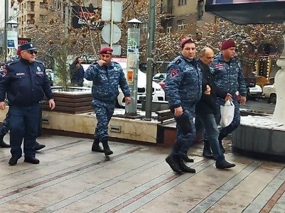 Man with hammer attacks Armenia opposition movement members at Northern Avenue
