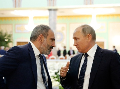 Armenia PM and Vladimir Putin hold phone call