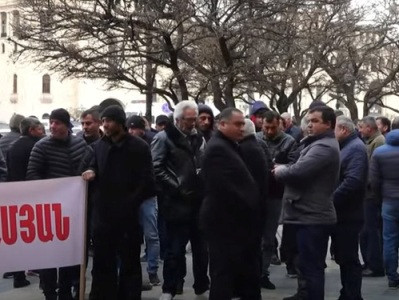 Ընտրությունների արդյունքներից դժգոհ փարաքարցիները բողոքի ցույց են անցկացրել Երեւանում