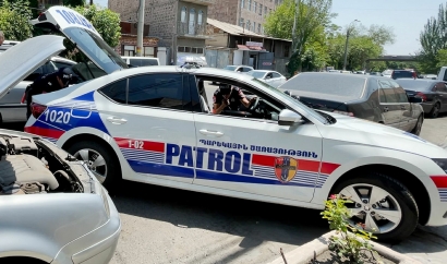 Օրինախախտ Mercedes-ը կանգնեցնելուց հետո 51-ամյա տղամարդիկ հարվածներ են հասցրել կին-պարեկին