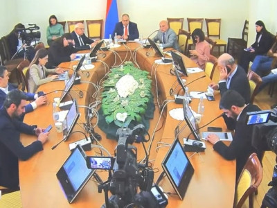Էդ մեզ են տեղամասերում ծեծել, վիրավորել. դուք ձեզ համար ձեր գործին եք եղել. ՔՊ-ական պատգամավորն՝ ընդդիմադիրներին