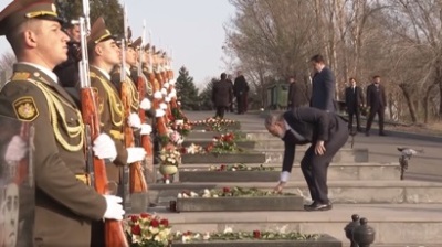Armenia PM visits Yerevan military pantheon (PHOTOS)