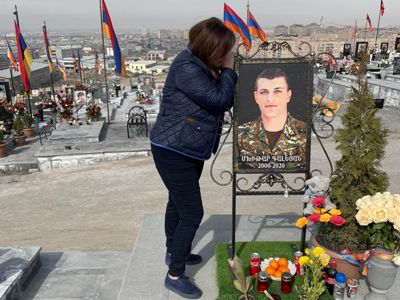 Իմ երեխայի արյունը չի վաճառվում, հայրենիքը ծախողի ընտանիքի հետ սեղան չեմ նստի․ զոհվածի մայրը՝ Աննա Հակոբյանին