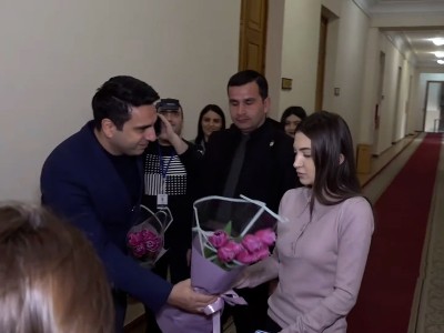 Ալեն Սիմոնյանը ծաղիկներ է նվիրել ԱԺ-ի բոլոր կին պատգամավորներին