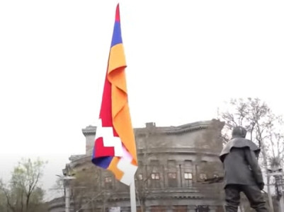 ՀՅԴ–ական երիտասարդները Արցախի նոր դրոշ տեղադրեցին Ֆրանսիայի հրապարակում