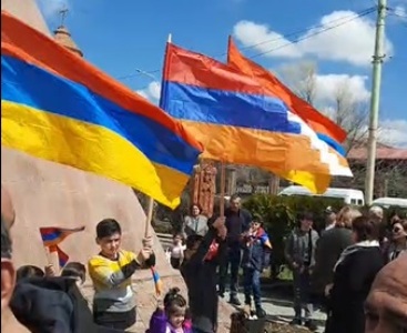 Հայաստանը կա, Արցախը կա եւ ընդմիշտ լինելու է. Գյումրիի Անդրանիկ Զորավարի պուրակում տեղադրվեց Արցախի դրոշը