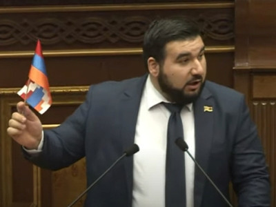 30 տարի Արցախի դրոշի ամրությունն ապահովելու փոխարեն զբաղված են եղել թալանով. ՔՊ–ական ԱԺ ամբիոնից պոկեց Արցախի դրոշը