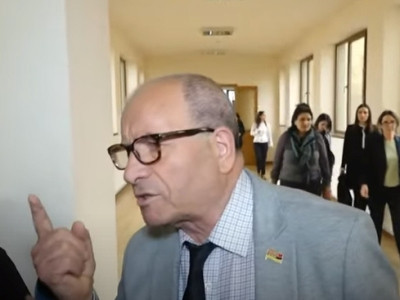 Արցախի դրոշը խորհրդանիշ է, բերեք գլխիս տնկեք. ԱԺ ամբիոնը դրոշ տնկելու տեղ չէ․ Հակոբ Ասլանյան