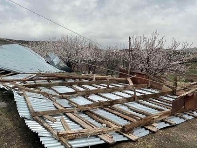 Մարզերում և Երևանում քամին վնասել է տանիքներ, տրանսպորտային միջոցներ, ծառեր և գովազդային վահանակներ (ֆոտո)