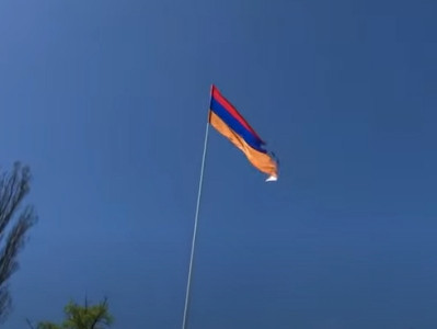 «Արցախը վիրավոր է, հակառակորդը մոտեցել է ու բախում է Սյունքի դարպասները». Գորիսում բարձրացվեց Արցախի դրոշը