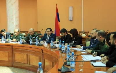 Սուրեն Պապիկյանը հանդիպել է գերության մեջ հայտնված զինծառայողների հարազատների հետ, պատասխանել նրանց հուզող հարցերին