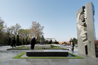 Armenia PM pays tribute to Karen Demirchyan
