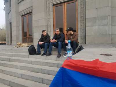 44-day war’s 2 participants who announced hunger strike come to Yerevan’s Freedom Square in morning