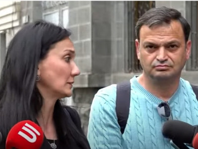 Fallen soldiers’ families are outside Armenia Prosecutor General’s Office