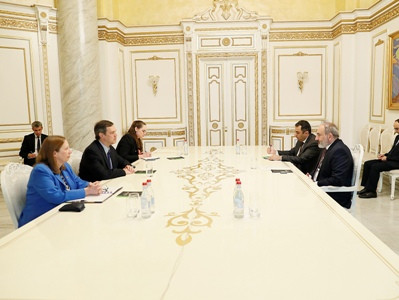 Nikol Pashinyan receives Andrew Schofer
