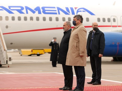 Armenian PM Pashinyan arrives in Russia