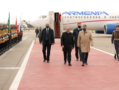 Armenian PM arrives in Russia, meeting with Putin is scheduled later