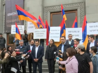 «5165» շարժումը «կարմիր ժապավենների» ակցիա է իրականացրել Երևանի կենտրոնում՝ պահանջելով Փաշինյանի հրաժարականը
