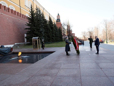 Armenia PM lays wreath at unknown soldier memorial in Moscow (PHOTOS)