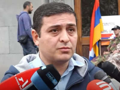 «Ներս չենք մտնելու, դասապրոցեսը չենք խաթարելու». «5165» շարժման անդամները բողոքի երթով այցելում են բուհեր