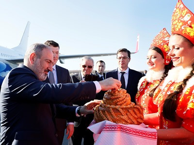 Փաշինյանն այցելել է Նիժնի Նովգորոդի հայկական եկեղեցի, հանդիպել հայ համայնքի հետ, պատասխանել ԼՂ մասին հարցերին