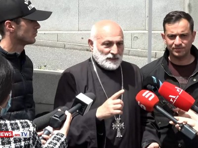 «Հայոց հողեր ենք կորցնում». Տեր Շահե քահանան տեսակցեց հացադուլ հայտարարած Նվեր Կիրակոսյանին և Արթուր Ավագյանին