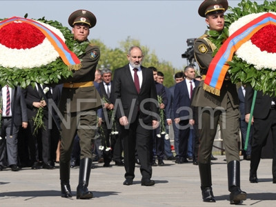 High-ranking officials visits Armenian Genocide memorial (PHOTOS)