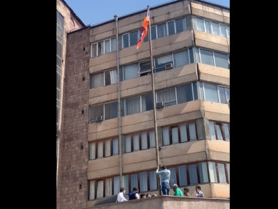 Group of Yerevan State Medical University students raise Artsakh flag, announce indefinite boycotting of classes (VIDEO)