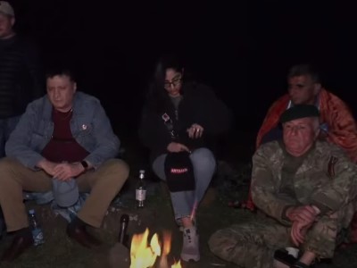 Իջևանի երթի մասնակիցները խարույկի շուրջ
